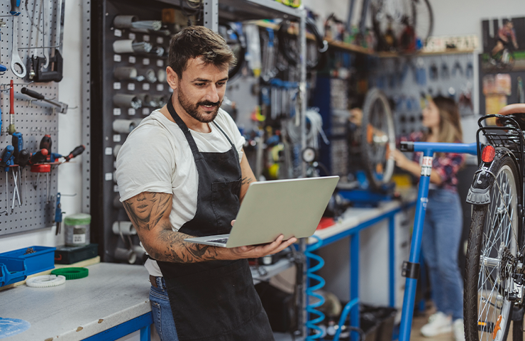 Man leaving a google review