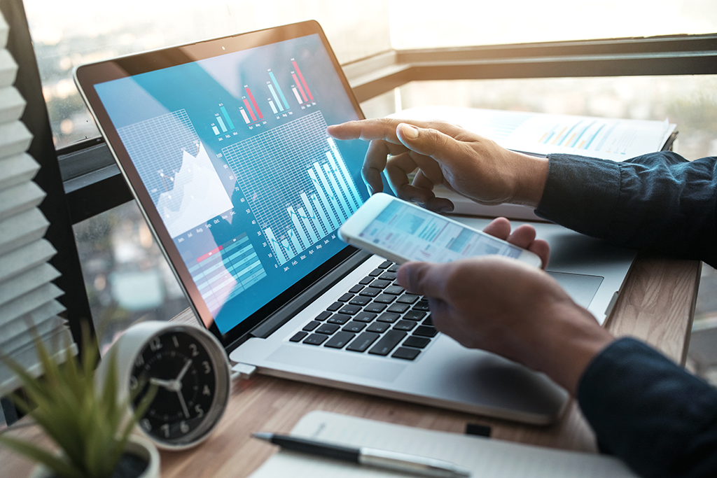 Checking accounts on a computer and smarthphone