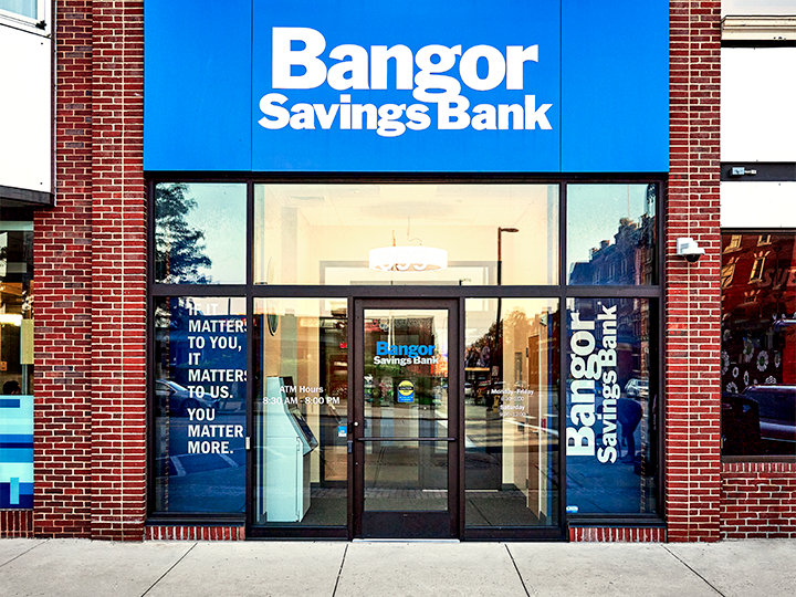 Front entry to Bangor Savings Bank in New Hampshire