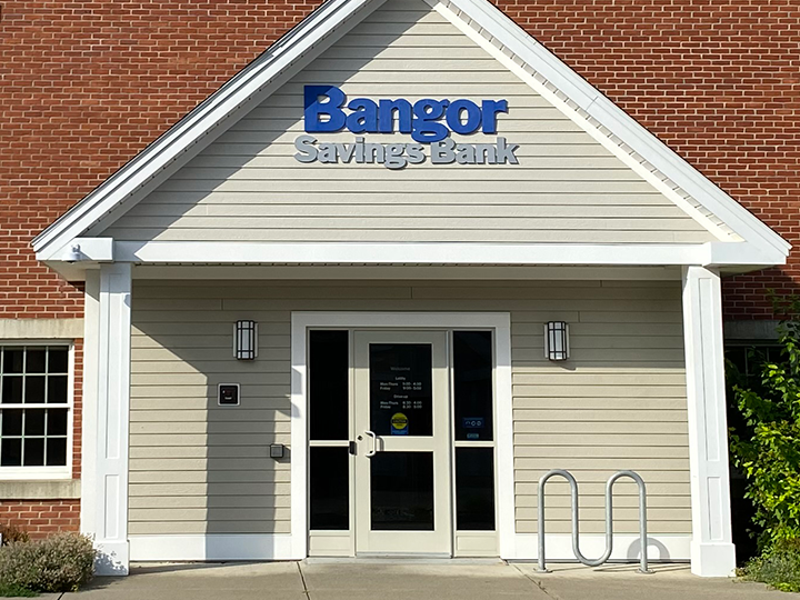 Front entryway of Bangor Savings Bank in Unity, ME